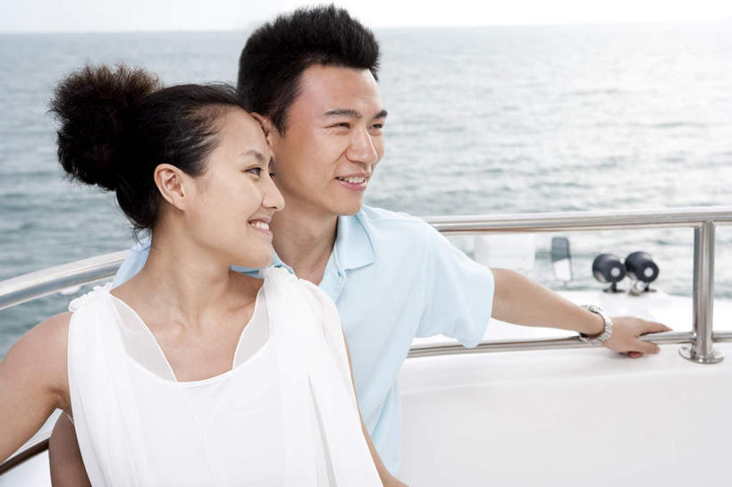 东方人,两个人,夫妻,丈夫,妻子,栏杆,坐,笑,微笑,露齿笑,横图,室外,白天,留白,正面,爱情,锻炼,度假,快乐,自由,友谊,幸福,旅途,比赛,运动,竞争,海洋,水,船,三亚,日光,中国,亚洲,连接,长椅,地平线,水平线,云,游艇,浪漫,联系,休闲装,娱乐,蓝色,风景,夏天,亲昵,休闲,舒服,短袖,恩爱,放松,搭,约会,财富,运输,恋人,生活方式,宁静,甲板,高雅,酷,舒适,享乐,体育运动,搭着,华贵,肖像,东亚,海南岛,异性恋,无忧无虑,清水市,体育,男人,男性,年轻男性,年轻女性,女人,女性,亚洲人,中国人,年轻人,夫妇,情侣,休闲活动,半身,健身,旅行,爱,欢乐,伴侣,太阳裙,挨着