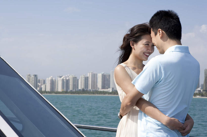 东方人,两个人,夫妻,丈夫,妻子,站,微笑,横图,室外,白天,留白,侧面,爱情,锻炼,度假,快乐,自由,友谊,幸福,旅途,比赛,运动,竞争,海洋,水,船,三亚,日光,亚洲,连接,瓷器,地平线,海岸线,水平线,游艇,浪漫,联系,休闲装,娱乐,蓝色,风景,天空,夏天,亲昵,休闲,舒服,面对面,短袖,恩爱,放松,搭,约会,财富,运输,恋人,生活方式,宁静,甲板,高雅,酷,舒适,享乐,体育运动,搭着,华贵,肖像,东亚,海南岛,万里无云,异性恋,无忧无虑,清水市,体育,男人,男性,年轻男性,年轻女性,女人,女性,亚洲人,中国人,年轻人,夫妇,情侣,休闲活动,拥抱,半身,健身,旅行,爱,欢乐,伴侣,太阳裙,挨着