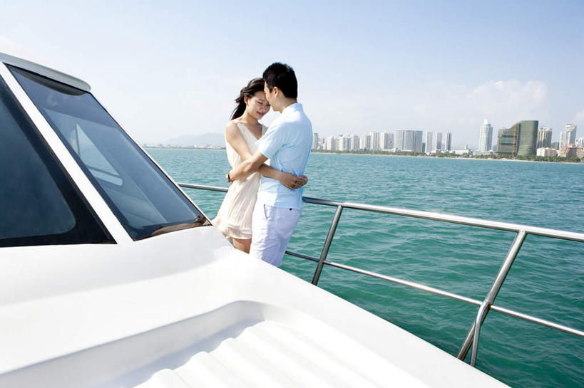 东方人,两个人,夫妻,丈夫,妻子,站,微笑,横图,室外,白天,留白,正面,爱情,锻炼,度假,快乐,自由,友谊,幸福,旅途,比赛,运动,竞争,海洋,水,船,三亚,日光,中国,亚洲,连接,短裤,地平线,海岸线,水平线,游艇,浪漫,联系,休闲装,娱乐,蓝色,风景,天空,夏天,亲昵,休闲,舒服,面对面,短袖,恩爱,放松,搭,约会,财富,运输,恋人,生活方式,宁静,甲板,高雅,酷,舒适,享乐,体育运动,搭着,华贵,肖像,东亚,海南岛,万里无云,异性恋,无忧无虑,清水市,体育,男人,男性,年轻男性,年轻女性,女人,女性,亚洲人,中国人,年轻人,夫妇,情侣,休闲活动,拥抱,健身,旅行,爱,欢乐,伴侣,太阳裙,挨着