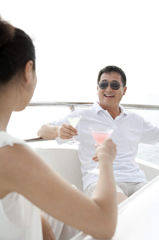 东方人,中年人,老年人,两个人,夫妻,丈夫,妻子,栏杆,坐,笑,微笑,露齿笑,竖图,室外,白天,正面,爱情,锻炼,度假,快乐,自由,友谊,幸福,旅途,比赛,运动,竞争,海洋,水,桌子,船,三亚,日光,亚洲,喝,连接,短裤,庆祝,瓷器,长椅,游艇,酒类,浪漫,联系,拿着,休闲装,娱乐,刺激,酒,饮料,风景,天空,太阳镜,夏天,休闲,舒服,面对面,短袖,恩爱,放松,举杯,约会,财富,运输,恋人,生活方式,甲板,高雅,酷,舒适,享乐,体育运动,华贵,肖像,东亚,马提尼,海南岛,万里无云,异性恋,无忧无虑,清水市,体育,马提尼酒杯,老年男性,男人,男性,年轻女性,女人,女性,亚洲人,中国人,年轻人,夫妇,情侣,休闲活动,半身,健身,旅行,欢乐,伴侣,太阳裙
