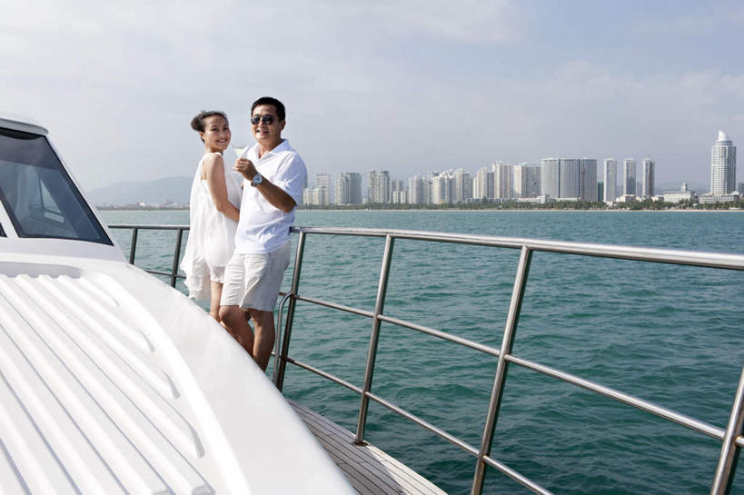 东方人,中年人,老年人,两个人,丈夫,妻子,站,笑,微笑,露齿笑,横图,室外,白天,留白,正面,锻炼,度假,快乐,自由,友谊,幸福,旅途,比赛,运动,竞争,海洋,水,船,三亚,日光,亚洲,喝,连接,短裤,并排,瓷器,地平线,海岸线,水平线,云,游艇,酒类,联系,拿着,休闲装,娱乐,酒,饮料,蓝色,风景,太阳镜,夏天,休闲,舒服,短袖,放松,举杯,约会,财富,运输,生活方式,甲板,高雅,酷,舒适,享乐,体育运动,华贵,肖像,东亚,马提尼,海南岛,异性恋,无忧无虑,清水市,体育,马提尼酒杯,老年男性,男人,男性,年轻女性,女人,女性,亚洲人,中国人,年轻人,休闲活动,健身,旅行,欢乐,伴侣,太阳裙