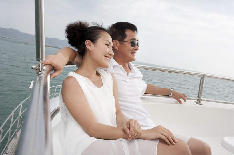 东方人,中年人,老年人,两个人,夫妻,丈夫,妻子,栏杆,坐,笑,微笑,露齿笑,横图,室外,白天,留白,侧面,爱情,锻炼,度假,快乐,自由,友谊,幸福,旅途,比赛,运动,竞争,海洋,水,船,三亚,日光,亚洲,连接,短裤,并排,瓷器,长椅,地平线,海岸线,水平线,云,游艇,浪漫,联系,休闲装,娱乐,蓝色,风景,太阳镜,夏天,亲昵,休闲,舒服,短袖,恩爱,放松,搭,约会,财富,运输,恋人,生活方式,宁静,甲板,高雅,酷,舒适,享乐,体育运动,搭着,华贵,肖像,东亚,海南岛,异性恋,无忧无虑,清水市,体育,老年男性,男人,男性,年轻女性,女人,女性,亚洲人,中国人,年轻人,夫妇,情侣,休闲活动,半身,健身,旅行,爱,欢乐,伴侣,太阳裙,挨着