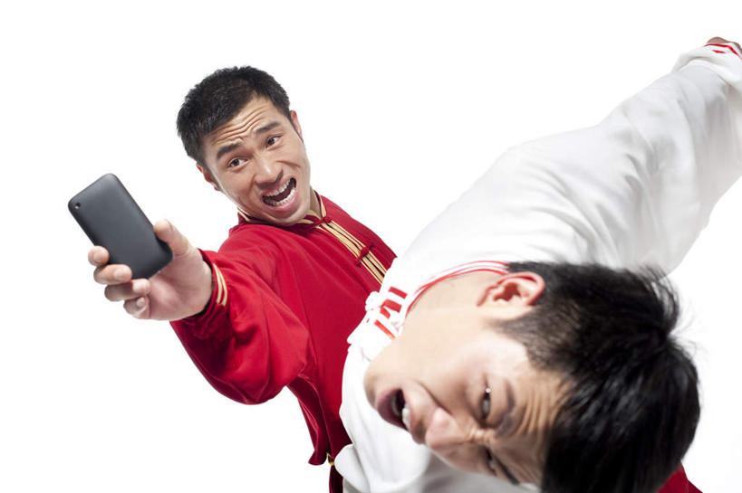东方人,成年人,手,两个人,举,横图,竖图,白色背景,正面,通讯,运动,竞争,技术,武术,手机,中国,亚洲,对抗,冲突,拿着,腰带,红色,托,张嘴,概念,活力,力量,击打,落下,灵感,动作,便利,专心,暴力,敏捷,中国文化,痛苦,空手道,进攻,张大嘴巴,智能手机,弹性,东亚,北京市,敌对,勇气,无线电技术,技能,能力,男人,男性,年轻男性,亚洲人,中国人,年轻人,张开嘴,举起,举手,举着,向上举,向上伸,向上托,彩图,影棚拍摄,传统服装,传统文化,韧性