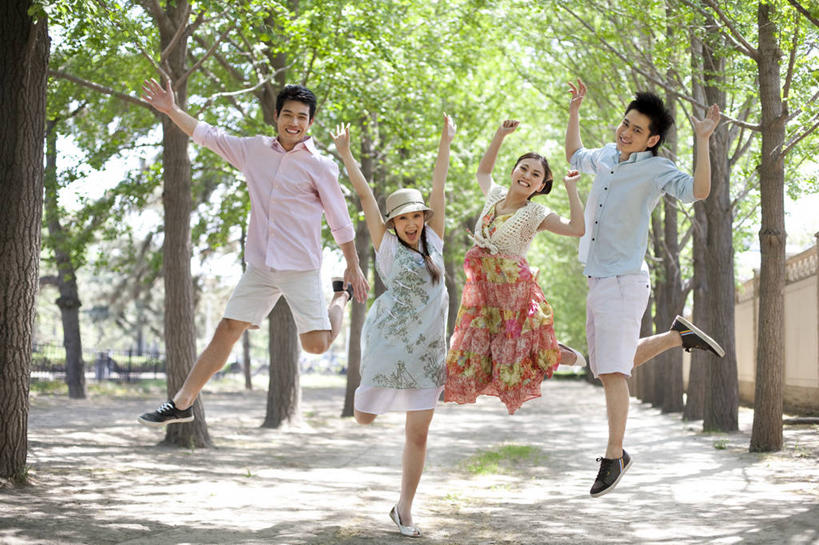 东方人,成年人,四个人,夫妻,公园,跳,举,笑,微笑,露齿笑,横图,室外,正面,衬衫,爱情,旅游,度假,快乐,满意,自由,友谊,幸福,美景,帽子,北京,中国,亚洲,连接,短裤,并排,景观,半空,浪漫,联系,休闲装,娱乐,刺激,树,自然,遮阳帽,托,张嘴,享受,休闲,温暖,温馨,辫子,景色,恩爱,放松,活力,乐趣,恋人,摄影,生活方式,麻花辫,动作,和睦,享乐,敏捷,自然风光,肖像,张大嘴巴,东亚,异性恋,无忧无虑,男人,男性,年轻男性,年轻女性,女人,女性,亚洲人,中国人,年轻人,夫妇,情侣,张开嘴,休闲活动,举起,举手,举着,向上举,向上伸,向上托,张开手臂,彩图,欢乐,伴侣,融洽,太阳裙,林荫大道