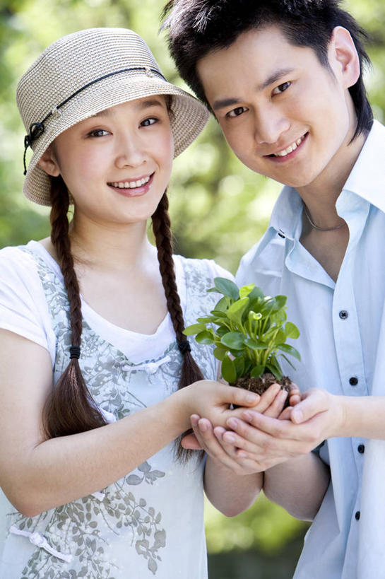 东方人,成年人,脸,头,脸颊,两个人,夫妻,公园,握手,笑,微笑,露齿笑,竖图,室外,正面,衬衫,爱情,旅游,度假,快乐,满意,友谊,幸福,纯洁,美景,帽子,北京,中国,亚洲,连接,并排,景观,浪漫,联系,拿着,休闲装,娱乐,刺激,肩膀,树,自然,遮阳帽,亲昵,享受,休息,休闲,辫子,景色,恩爱,放松,可爱,童年,童趣,约会,恋人,摄影,生长,生活方式,麻花辫,享乐,关爱,运送,自然风光,肖像,童真,东亚,烂漫,无邪,异性恋,开端,无忧无虑,天真,男人,男性,年轻男性,年轻女性,女人,女性,亚洲人,中国人,年轻人,头部,脸部,脸蛋,面部,夫妇,情侣,搀手,拉手,捧着,手拉手,手握手,彩图,爱,欢乐,伴侣,太阳裙
