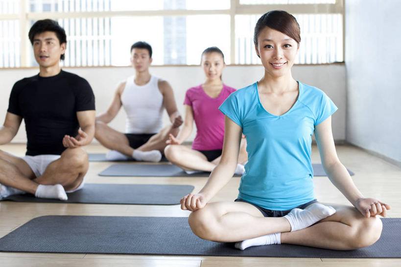 东方人,成年人,中年人,四个人,运动员,体育馆,健身房,运动场,坐,笑,微笑,露齿笑,横图,室内,白天,正面,运动服,锻炼,快乐,满意,运动,建材,地板,建筑,北京,中国,亚洲,伸展,短裤,材料,木板,木材,毯子,地面,训练,体育场,木地板,木柴,瑜伽垫,垫子,健康,活力,瑜珈,摄影,建造,木料,活动,有氧运动,动作,享乐,敏捷,努力,肖像,苗条,瑜伽毯,弹性,东亚,运动馆,硬木,体育,男人,男性,年轻女性,女人,女性,亚洲人,中国人,年轻人,休闲活动,盘着腿坐,彩图,健身,美人,例行公事,健身俱乐部