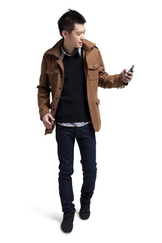 东方人,成年人,一个人,打电话,微笑,竖图,白色背景,正面,时尚,快乐,通讯,信心,互联网,技术,手机,中国,亚洲,仅一个男性,仅一个人,触摸屏,拿着,牛仔裤,休闲装,仅一个年轻男性,休闲,舒服,生活方式,动作,便利,酷,享乐,愉悦,发短信,下载,网上冲浪,智能手机,东亚,无线电技术,无忧无虑,男人,男性,年轻男性,亚洲人,中国人,年轻人,电话机,秋天,步行,触摸,彩图,影棚拍摄,态度