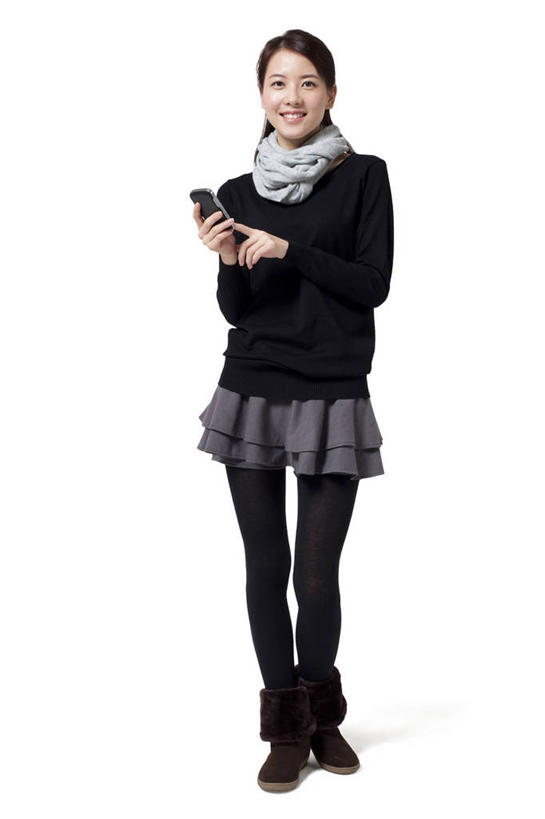 东方人,成年人,一个人,站,笑,微笑,露齿笑,竖图,白色背景,正面,裙子,时尚,快乐,通讯,纯洁,互联网,技术,美景,手机,中国,亚洲,仅一个年轻女性,仅一个女性,仅一个人,景观,触摸屏,休闲装,靴子,自然,围巾,休闲,景色,可爱,童年,童趣,生活方式,享乐,自然风光,发短信,下载,网上冲浪,童真,智能手机,东亚,烂漫,无邪,无线电技术,天真,年轻女性,女人,女性,亚洲人,中国人,年轻人,电话机,秋天,触摸,彩图,影棚拍摄,美人