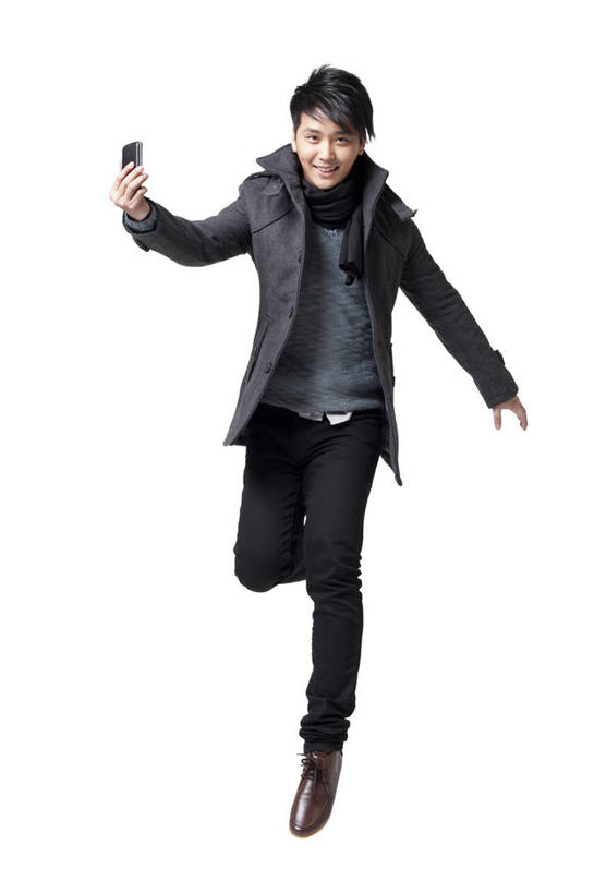 东方人,成年人,一个人,跳,笑,微笑,露齿笑,竖图,白色背景,正面,时尚,快乐,兴奋,自由,信心,互联网,技术,手机,中国,亚洲,仅一个男性,仅一个人,半空,牛仔裤,休闲装,刺激,仅一个年轻男性,休闲,活力,生活方式,动作,酷,愉悦,发短信,下载,网上冲浪,智能手机,东亚,无线电技术,男人,男性,年轻男性,亚洲人,中国人,年轻人,电话机,秋天,张开手臂,彩图,影棚拍摄