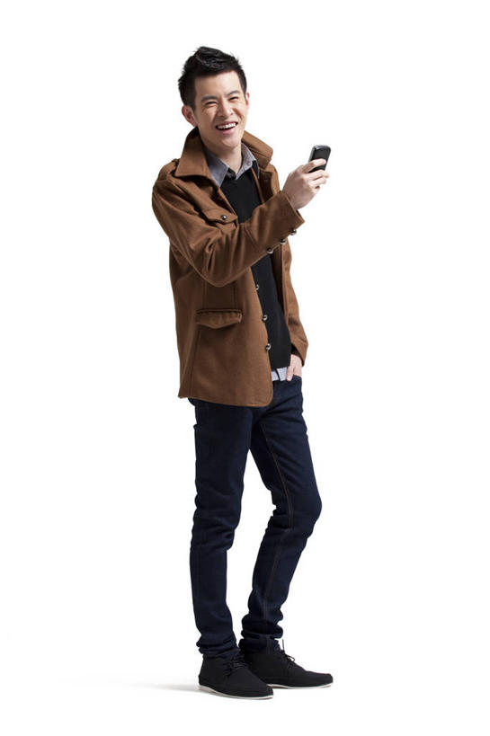 东方人,成年人,一个人,站,笑,微笑,露齿笑,竖图,留白,白色背景,侧面,时尚,快乐,通讯,信心,互联网,技术,手机,中国,亚洲,仅一个男性,仅一个人,触摸屏,拿着,注视,牛仔裤,休闲装,仅一个年轻男性,观察,看,休闲,舒服,读书,生活方式,观看,察看,便利,酷,享乐,愉悦,关注,发短信,下载,网上冲浪,手插袋,智能手机,东亚,无线电技术,无忧无虑,男人,男性,年轻男性,亚洲人,中国人,年轻人,秋天,插兜,触摸,手插兜,彩图,影棚拍摄,手抄兜,态度