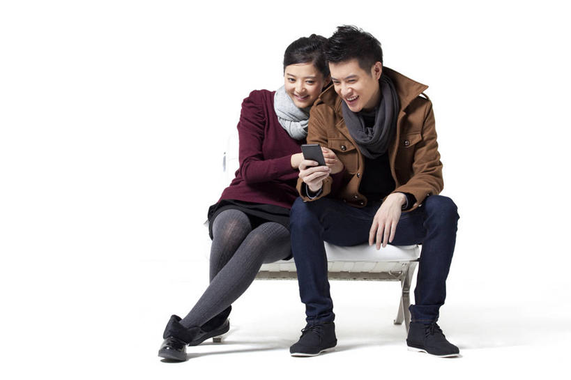 东方人,成年人,两个人,夫妻,坐,微笑,横图,白色背景,正面,爱情,时尚,快乐,通讯,纯洁,信心,互联网,技术,美景,手机,椅子,中国,亚洲,并排,景观,触摸屏,浪漫,拿着,休闲装,白色,自然,围巾,社区,休闲,景色,恩爱,可爱,童年,童趣,搭,读书,恋人,生活方式,酷,享乐,愉悦,搭着,自然风光,发短信,下载,网上冲浪,童真,智能手机,东亚,烂漫,无邪,无线电技术,异性恋,天真,男人,男性,年轻男性,年轻女性,女人,女性,亚洲人,中国人,年轻人,夫妇,情侣,电话机,秋天,触摸,彩图,影棚拍摄,爱,伴侣,美人,挨着