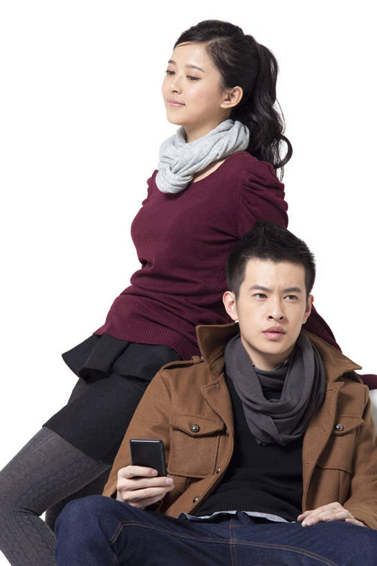 东方人,成年人,两个人,夫妻,坐,竖图,白色背景,正面,爱情,通讯,技术,手机,椅子,中国,亚洲,浪漫,拿着,牛仔裤,休闲装,围巾,背靠背,休闲,恩爱,恋人,生活方式,东亚,异性恋,窘迫,男人,男性,年轻男性,年轻女性,女人,女性,亚洲人,中国人,年轻人,夫妇,情侣,秋天,半身,彩图,影棚拍摄,伴侣,态度