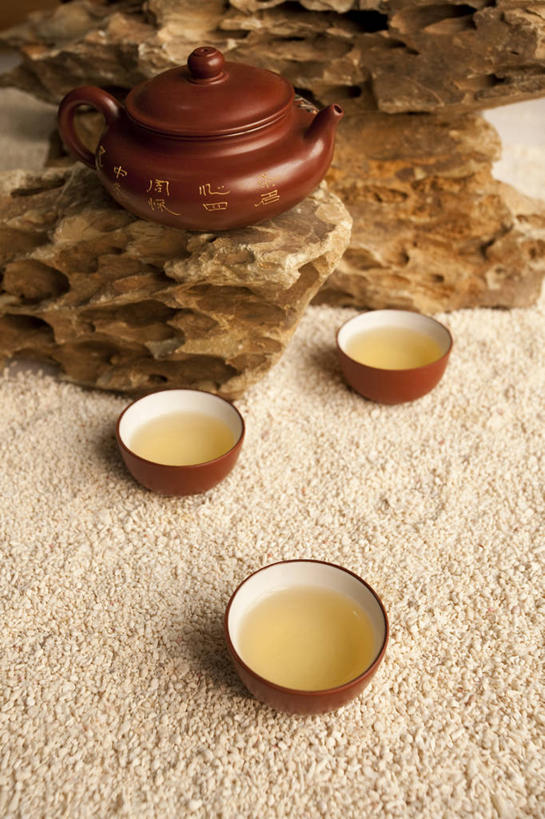 无人,竖图,俯视,茶,静物,壶,沙子,绿茶,茶道,饮食,饮料,茶壶,花茶,汉字,摄影,紫砂壶,中国文化,热饮,东亚文化,茶杯,岩石,彩图,高角度拍摄,影棚拍摄