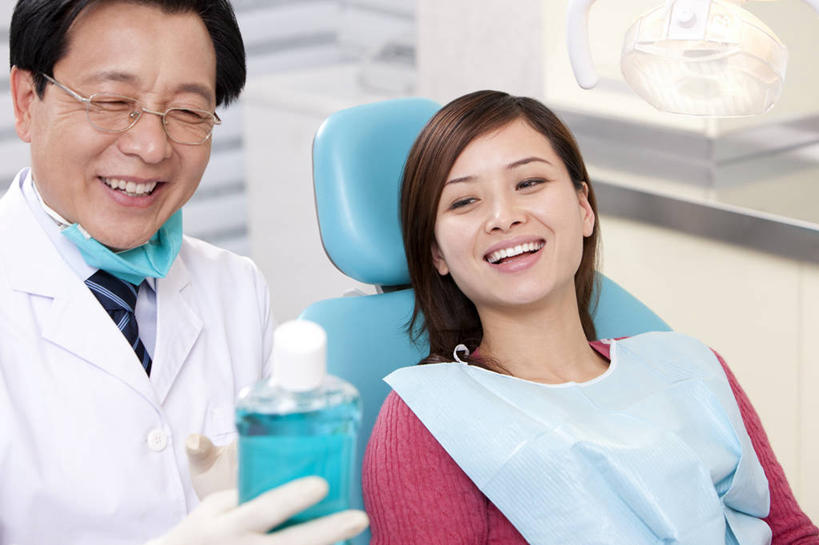 东方人,成年人,老年人,脸,头,脸颊,两个人,医生,病人,医院,坐,躺,微笑,横图,室内,白天,正面,快乐,幸福,安全,信心,北京,中国,亚洲,检查,防护,干净,现代,肩膀,手套,张嘴,职业,健康,面对面,摄影,保护,权威,卫生,牙科设备,享乐,解释,关爱,出示,保险,医疗工具,张大嘴巴,拜访,东亚,实验服,口腔卫生,医疗机构,保全,周全,安稳,安定,防护手套,漱口水,责任,技能,卧着,平安,信任,老年男性,男人,男性,年轻女性,女人,女性,亚洲人,中国人,年轻人,头部,脸部,脸蛋,面部,牙医,张开嘴,清洗,说话,躺着,卧,彩图,病院,诊所,门诊部,口腔医学