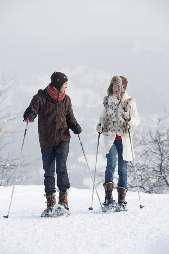 西方人,两个人,走,笑,微笑,竖图,室外,白天,正面,爱情,山,雪,雪山,大雪,欧洲,欧洲人,握,服装,装饰,工具,器材,冰,积雪,山峰,雪景,云,云朵,冬季,冬天,山峦,浪漫,拿,云彩,拿着,扭头,注视,运动器械,衣服,蓝色,白云,蓝天,天空,手套,天,观察,看,转头,温暖,温馨,器械,健身器械,恩爱,寒冷,握着,恋人,服饰,晴朗,拐杖,观看,保暖,华丽,滑雪板,滑雪杖,点缀,和睦,察看,冰冷,御寒,关注,健身器材,滑雪服,滑雪装备,衬托,美观,雅致,雅观,严寒,辅助设备,冰凉,酷寒,凛冽,凛凛,极冷,竞技服,旅游服,冬装,男人,男性,年轻男性,年轻女性,女人,女性,白种人,情侣,晴空,步行,散步,走路,彩图,全身,伴侣,融洽,运动器材
