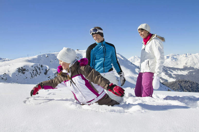 西方人,儿童,三个人,家庭,夫妻,母亲,父亲,女儿,站,笑,微笑,露齿笑,横图,室外,白天,正面,爱情,纯洁,安全,山,雪,雪山,大雪,欧洲,欧洲人,握,服装,工具,器材,眼镜,冰,积雪,山峰,雪景,冬季,冬天,防护,山峦,浪漫,拿,拿着,注视,运动器械,小孩,衣服,蓝色,蓝天,天空,手套,天,低头,观察,看,趴着,站着,温暖,温馨,父女,母女,三口之家,一家人,器械,健身器械,恩爱,父爱,寒冷,可爱,母爱,童年,童趣,握着,恋人,服饰,晴朗,拐杖,观看,保暖,护目镜,保护,滑雪杖,和睦,察看,冰冷,御寒,关注,保险,健身器材,滑雪服,滑雪装备,童真,烂漫,无邪,万里无云,保全,周全,安稳,安定,防护手套,严寒,辅助设备,冰凉,酷寒,凛冽,凛凛,极冷,安全防护眼镜,竞技服,旅游服,冬装,平安,天真,男人,男性,年轻男性,年轻女性,女孩,女人,女性,白种人,孩子,年轻人,夫妇,情侣,晴空,晴空万里,趴,站立,半身,彩图,伴侣,融洽,防护眼镜,运动器材,女生