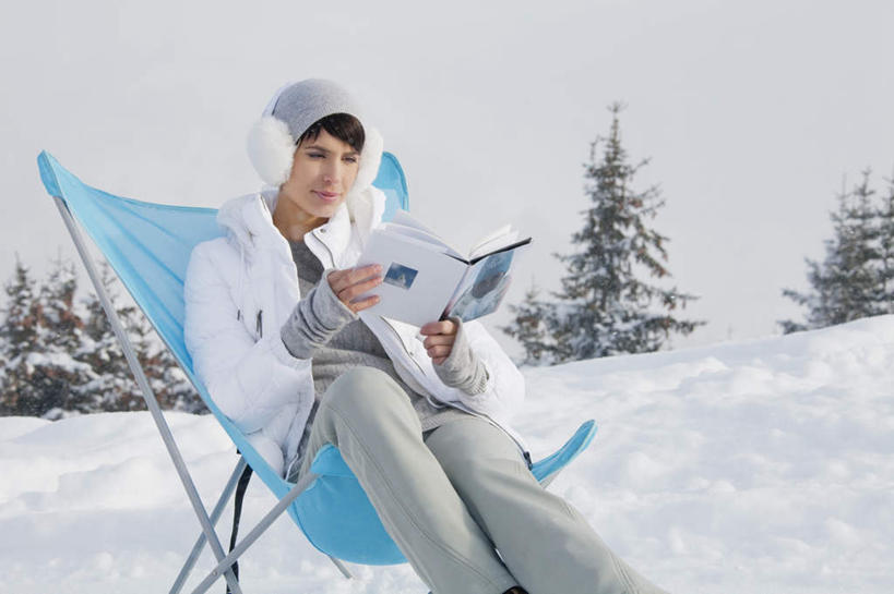 西方人,一个人,坐,笑,微笑,横图,室外,白天,正面,雪,植物,大雪,椅子,欧洲,欧洲人,仅一个女性,仅一个人,一本,握,服装,装饰,躺椅,积雪,雪景,冬季,冬天,拿,拿着,注视,树,树木,衣服,绿色,天空,自然,天,观察,看,仅一个中年女性,温暖,寒冷,握着,服饰,生长,晴朗,成长,耳罩,观看,羽绒服,保暖,华丽,沙滩椅,点缀,察看,御寒,关注,耳套,万里无云,衬托,美观,雅致,雅观,严寒,耳护,耳暖,冬装,女人,女性,中年女性,白种人,晴空,晴空万里,坐着,半身,彩图