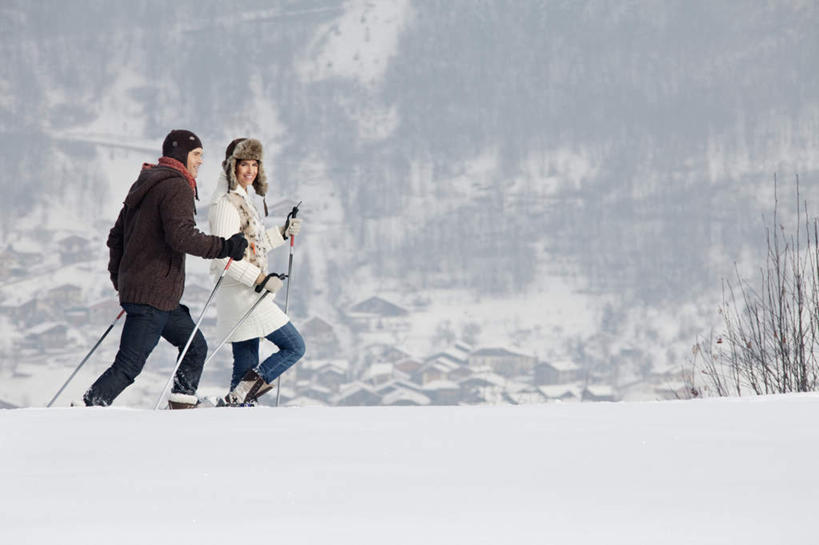 西方人,两个人,走,笑,微笑,横图,室外,白天,侧面,爱情,山,雪,雪山,大雪,欧洲,欧洲人,握,服装,装饰,工具,器材,冰,积雪,山峰,雪景,云,云朵,冬季,冬天,山峦,浪漫,拿,云彩,拿着,扭头,注视,运动器械,衣服,蓝色,白云,蓝天,天空,手套,天,观察,看,转头,温暖,温馨,器械,健身器械,恩爱,寒冷,握着,恋人,服饰,晴朗,拐杖,观看,保暖,华丽,滑雪板,滑雪杖,点缀,和睦,察看,冰冷,御寒,关注,健身器材,滑雪服,滑雪装备,衬托,美观,雅致,雅观,严寒,辅助设备,冰凉,酷寒,凛冽,凛凛,极冷,竞技服,旅游服,冬装,男人,男性,年轻男性,年轻女性,女人,女性,白种人,情侣,晴空,步行,散步,走路,彩图,全身,伴侣,融洽,运动器材