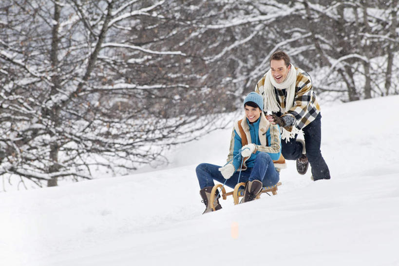 西方人,两个人,家庭,夫妻,站,坐,笑,微笑,露齿笑,横图,室外,白天,正面,爱情,树林,雪,植物,大雪,帽子,欧洲,欧洲人,弯腰,握,服装,装饰,积雪,雪景,冬季,冬天,浪漫,注视,车,树,树木,衣服,绿色,自然,手套,围巾,交通工具,观察,看,站着,温暖,温馨,一家人,恩爱,寒冷,握着,恋人,服饰,生长,成长,围脖,观看,羽绒服,保暖,华丽,雪橇,点缀,和睦,察看,御寒,关注,载具,雪橇车,弯身,衬托,美观,雅致,雅观,编织帽,严寒,冬装,男人,男性,年轻男性,年轻女性,女人,女性,白种人,年轻人,夫妇,情侣,站立,坐着,彩图,全身,伴侣,融洽