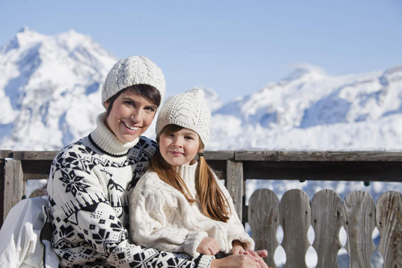 西方人,儿童,两个人,家庭,母亲,女儿,坐,抱,笑,微笑,露齿笑,横图,室外,白天,正面,毛衣,纯洁,山,雪,雪山,大雪,帽子,椅子,欧洲,欧洲人,朦胧,模糊,木椅,冰,积雪,山峰,雪景,冬季,冬天,山峦,注视,小孩,蓝色,蓝天,天空,天,观察,看,温暖,温馨,母女,一家人,寒冷,可爱,母爱,童年,童趣,晴朗,抱着,观看,和睦,察看,冰冷,搂着,关注,线衫,童真,烂漫,无邪,万里无云,编织帽,严寒,冰凉,酷寒,凛冽,凛凛,极冷,天真,年轻女性,女孩,女人,女性,白种人,孩子,年轻人,晴空,晴空万里,搂,搂抱,坐着,半身,彩图,绒衣,套衫,套头毛衣,线衣,融洽,女生