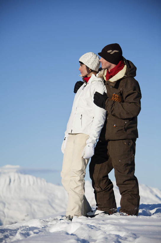 西方人,两个人,家庭,夫妻,站,抱,笑,微笑,竖图,室外,白天,侧面,爱情,山,雪,雪山,大雪,帽子,欧洲,欧洲人,服装,装饰,冰,积雪,山峰,雪景,冬季,冬天,山峦,浪漫,注视,衣服,蓝色,蓝天,天空,手套,天,观察,看,站着,温暖,温馨,一家人,恩爱,寒冷,恋人,服饰,晴朗,抱着,观看,羽绒服,保暖,华丽,点缀,和睦,察看,冰冷,搂着,御寒,关注,万里无云,衬托,美观,雅致,雅观,编织帽,严寒,冰凉,酷寒,凛冽,凛凛,极冷,冬装,男人,男性,年轻男性,年轻女性,女人,女性,白种人,年轻人,夫妇,情侣,晴空,晴空万里,搂,搂抱,站立,彩图,全身,伴侣,融洽