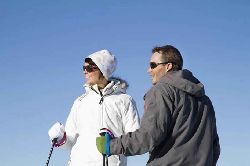 西方人,背部,两个人,家庭,夫妻,站,笑,微笑,露齿笑,横图,室外,白天,正面,爱情,欧洲,欧洲人,握,服装,装饰,工具,墨镜,器材,眼镜,浪漫,拿,拿着,扭头,注视,运动器械,衣服,蓝色,蓝天,天空,手套,太阳镜,太阳眼镜,天,观察,看,站着,转头,温暖,温馨,一家人,器械,健身器械,遮阳镜,恩爱,握着,恋人,服饰,晴朗,拐杖,观看,保暖,华丽,滑雪杖,点缀,和睦,察看,御寒,关注,健身器材,滑雪服,滑雪装备,万里无云,衬托,美观,雅致,雅观,辅助设备,竞技服,旅游服,冬装,男人,男性,年轻男性,年轻女性,女人,女性,白种人,年轻人,夫妇,情侣,晴空,晴空万里,站立,半身,彩图,伴侣,融洽,运动器材