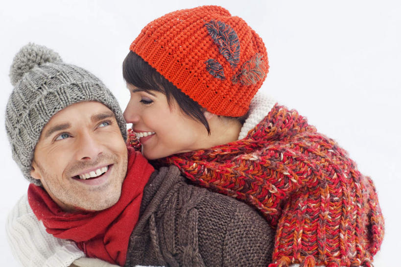 西方人,两个人,家庭,夫妻,站,闭眼,抱,笑,微笑,露齿笑,横图,室外,白天,正面,毛衣,爱情,雪,大雪,帽子,欧洲,欧洲人,装饰,积雪,雪景,冬季,冬天,浪漫,扭头,围巾,站着,转头,温暖,温馨,一家人,恩爱,寒冷,恋人,围脖,抱着,保暖,华丽,点缀,和睦,搂着,御寒,线衫,衬托,美观,雅致,雅观,编织帽,严寒,男人,男性,年轻男性,年轻女性,女人,女性,白种人,年轻人,夫妇,情侣,闭眼睛,闭着眼,闭着眼睛,搂,搂抱,站立,半身,彩图,绒衣,套衫,套头毛衣,线衣,伴侣,融洽