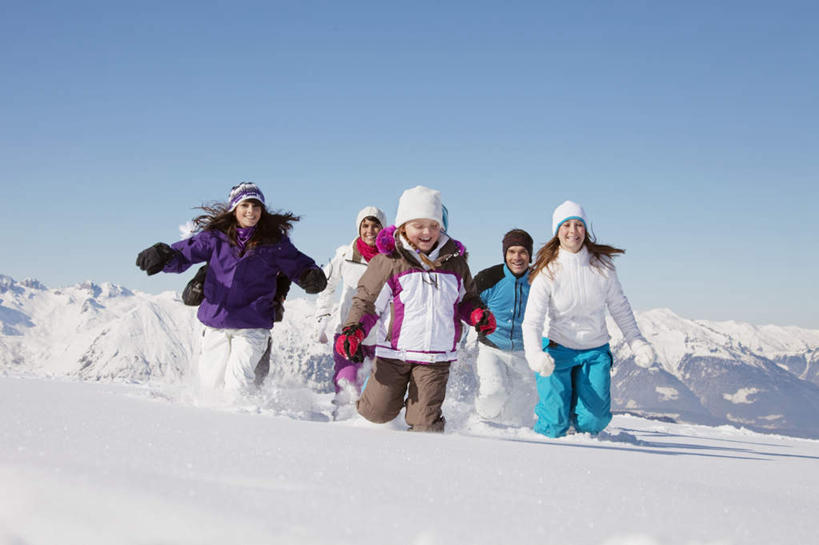 西方人,儿童,家庭,夫妻,母亲,父亲,女儿,儿子,走,伸展双臂,笑,微笑,露齿笑,横图,室外,白天,正面,爱情,纯洁,山,雪,雪山,大雪,帽子,欧洲,欧洲人,五个人,奔驰,服装,装饰,冰,积雪,山峰,雪景,冬季,冬天,山峦,许多人,浪漫,注视,小孩,衣服,蓝色,蓝天,天空,手套,天,奔跑,观察,看,一群人,温暖,温馨,父女,父子,母女,母子,一家人,恩爱,父爱,寒冷,可爱,母爱,童年,童趣,恋人,服饰,晴朗,观看,羽绒服,保暖,华丽,点缀,和睦,察看,冰冷,御寒,关注,童真,烂漫,无邪,万里无云,衬托,美观,雅致,雅观,编织帽,严寒,冰凉,酷寒,凛冽,凛凛,极冷,冬装,天真,男孩,男人,男性,年轻男性,年轻女性,女孩,女人,女性,白种人,孩子,年轻人,夫妇,情侣,晴空,晴空万里,步行,敞开双臂,散步,伸开双臂,展开双肩,张开手臂,张开双臂,走路,彩图,全身,伴侣,融洽,男生,女生