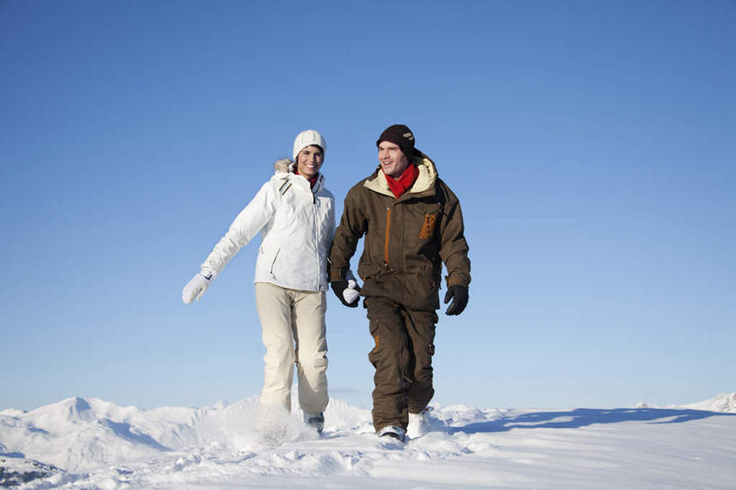 西方人,两个人,家庭,夫妻,走,握手,笑,微笑,露齿笑,横图,室外,白天,正面,爱情,山,雪,雪山,大雪,帽子,欧洲,欧洲人,服装,装饰,冰,积雪,山峰,雪景,冬季,冬天,山峦,浪漫,注视,衣服,蓝色,蓝天,天空,手套,天,观察,看,温暖,温馨,一家人,恩爱,寒冷,恋人,服饰,晴朗,观看,羽绒服,保暖,华丽,点缀,和睦,察看,冰冷,御寒,关注,万里无云,衬托,美观,雅致,雅观,编织帽,严寒,冰凉,酷寒,凛冽,凛凛,极冷,冬装,男人,男性,年轻男性,年轻女性,女人,女性,白种人,年轻人,夫妇,情侣,晴空,晴空万里,步行,搀手,拉手,散步,手拉手,手握手,走路,彩图,全身,伴侣,融洽