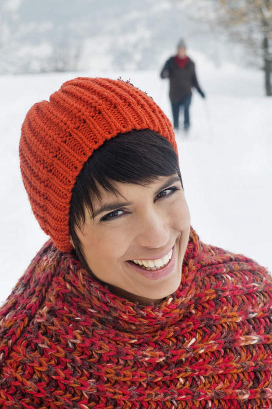 西方人,脸,头,脸颊,两个人,家庭,夫妻,站,走,笑,微笑,露齿笑,竖图,室外,特写,白天,正面,毛衣,爱情,树林,雪,植物,大雪,帽子,欧洲,欧洲人,服装,朦胧,模糊,积雪,雪景,冬季,冬天,浪漫,注视,肩膀,树,树木,衣服,绿色,自然,观察,看,站着,温暖,温馨,一家人,恩爱,寒冷,恋人,服饰,生长,成长,观看,羽绒服,保暖,和睦,察看,御寒,关注,线衫,编织帽,严寒,冬装,男人,男性,年轻男性,年轻女性,女人,女性,白种人,年轻人,头部,脸部,脸蛋,面部,夫妇,情侣,步行,散步,站立,走路,半身,彩图,绒衣,套衫,套头毛衣,线衣,伴侣,融洽