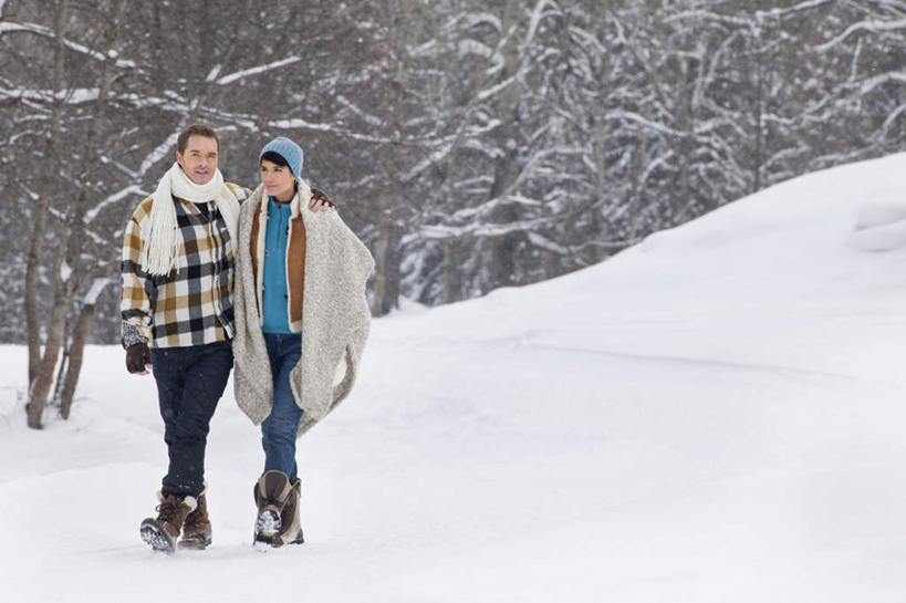 西方人,两个人,家庭,夫妻,站,抱,笑,微笑,露齿笑,横图,室外,白天,正面,爱情,雪,植物,大雪,帽子,欧洲,欧洲人,服装,装饰,积雪,雪景,冬季,冬天,浪漫,注视,树,树木,衣服,绿色,自然,手套,围巾,观察,看,站着,温暖,温馨,一家人,恩爱,寒冷,恋人,服饰,生长,成长,围脖,抱着,观看,羽绒服,保暖,华丽,点缀,和睦,察看,搂着,御寒,关注,衬托,美观,雅致,雅观,编织帽,严寒,冬装,男人,男性,年轻男性,年轻女性,女人,女性,白种人,年轻人,夫妇,情侣,搂,搂抱,站立,彩图,全身,伴侣,融洽