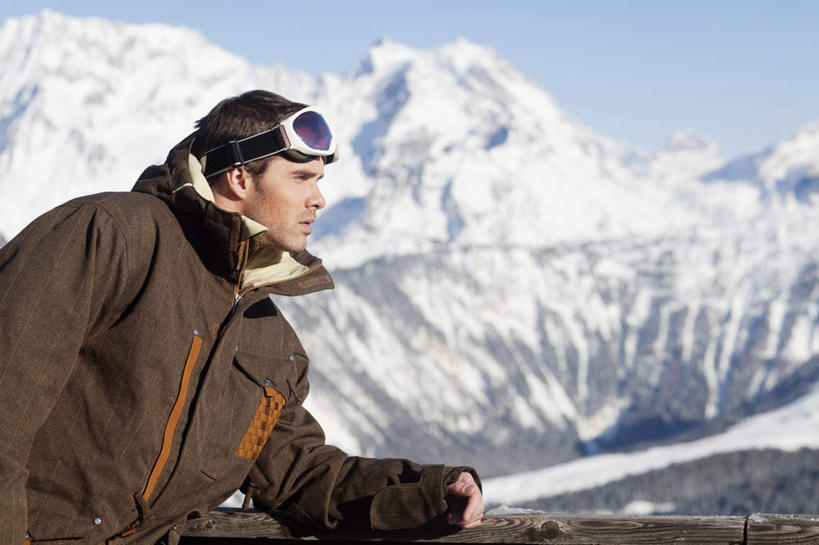 西方人,一个人,栏杆,站,横图,室外,白天,侧面,安全,山,雪,雪山,大雪,欧洲,欧洲人,仅一个男性,仅一个人,服装,朦胧,模糊,扶手,眼镜,冰,积雪,山峰,雪景,冬季,冬天,防护,山峦,注视,护栏,仅一个年轻男性,衣服,蓝色,蓝天,天空,天,观察,看,靠,靠着,站着,温暖,寒冷,服饰,晴朗,观看,羽绒服,保暖,护目镜,保护,察看,冰冷,御寒,关注,保险,万里无云,保全,周全,安稳,安定,严寒,冰凉,酷寒,凛冽,凛凛,极冷,安全防护眼镜,冬装,平安,男人,男性,年轻男性,白种人,晴空,晴空万里,站立,半身,彩图,防护眼镜