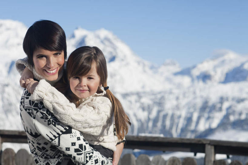 西方人,儿童,两个人,家庭,母亲,女儿,栏杆,站,抱,笑,微笑,露齿笑,横图,室外,白天,侧面,毛衣,纯洁,山,雪,雪山,大雪,欧洲,欧洲人,朦胧,模糊,扶手,冰,积雪,山峰,雪景,冬季,冬天,山峦,扭头,注视,护栏,小孩,蓝色,蓝天,天空,天,观察,看,站着,转头,温暖,温馨,母女,一家人,寒冷,可爱,母爱,童年,童趣,晴朗,抱着,观看,和睦,察看,冰冷,搂着,关注,线衫,童真,烂漫,无邪,万里无云,严寒,冰凉,酷寒,凛冽,凛凛,极冷,天真,年轻女性,女孩,女人,女性,白种人,孩子,年轻人,晴空,晴空万里,搂,搂抱,站立,半身,彩图,绒衣,套衫,套头毛衣,线衣,融洽,女生