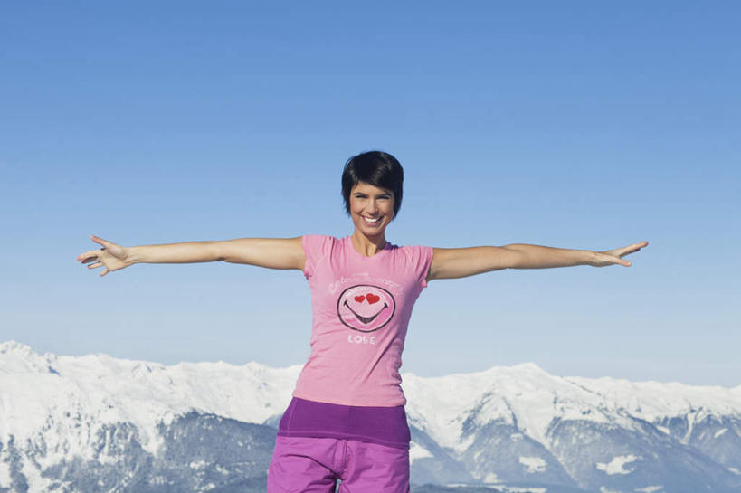 西方人,一个人,站,伸展双臂,笑,微笑,露齿笑,横图,室外,白天,正面,T恤衫,山,雪,雪山,大雪,欧洲,欧洲人,仅一个年轻女性,仅一个女性,仅一个人,服装,冰,地平线,积雪,山峰,雪景,冬季,冬天,辽阔,地面,山峦,T恤,注视,衣服,蓝色,紫色,蓝天,天空,天,观察,看,站着,广阔,笑容,寒冷,服饰,晴朗,观看,一望无际,察看,冰冷,笑脸,衣着,穿着,关注,延伸,万里无云,天地相交,严寒,冰凉,酷寒,凛冽,凛凛,极冷,笑貌,衣饰,无边无际,一马平川,年轻女性,女人,女性,白种人,晴空,晴空万里,敞开双臂,伸开双臂,展开双肩,站立,张开手臂,张开双臂,半身,彩图