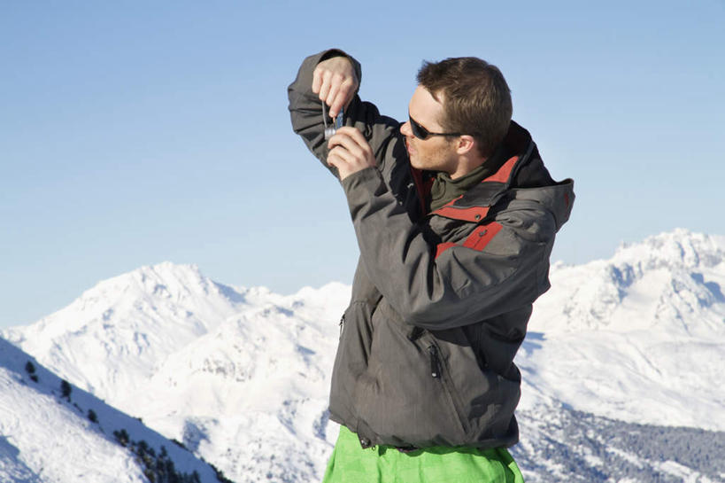 西方人,一个人,站,横图,室外,白天,正面,山,雪,雪山,大雪,相机,欧洲,欧洲人,仅一个男性,仅一个人,握,服装,墨镜,眼镜,冰,积雪,山峰,雪景,冬季,冬天,山峦,拿,拿着,扭头,注视,仅一个年轻男性,一个,拍照,衣服,蓝色,蓝天,天空,数码相机,太阳镜,太阳眼镜,天,观察,看,站着,转头,温暖,遮阳镜,寒冷,握着,摄影,服饰,晴朗,单个,观看,羽绒服,保暖,察看,冰冷,御寒,关注,万里无云,严寒,冰凉,酷寒,凛冽,凛凛,极冷,冬装,男人,男性,年轻男性,白种人,照相机,晴空,晴空万里,站立,半身,彩图,照相