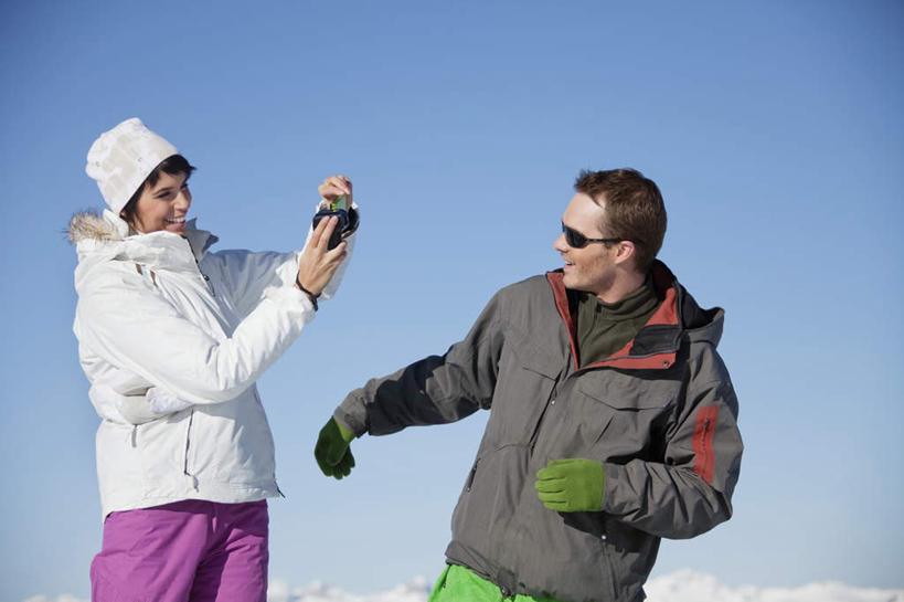 西方人,两个人,家庭,夫妻,站,横图,室外,白天,正面,爱情,山,雪,雪山,大雪,相机,欧洲,欧洲人,握,服装,墨镜,眼镜,冰,积雪,山峰,雪景,冬季,冬天,山峦,浪漫,拿,拿着,扭头,注视,一个,拍照,衣服,蓝色,蓝天,天空,数码相机,太阳镜,太阳眼镜,天,观察,看,站着,转头,温暖,温馨,一家人,遮阳镜,恩爱,寒冷,握着,恋人,摄影,服饰,晴朗,单个,观看,羽绒服,保暖,和睦,察看,冰冷,御寒,关注,万里无云,严寒,冰凉,酷寒,凛冽,凛凛,极冷,冬装,男人,男性,年轻男性,年轻女性,女人,女性,白种人,年轻人,夫妇,情侣,照相机,晴空,晴空万里,站立,半身,彩图,照相,伴侣,融洽