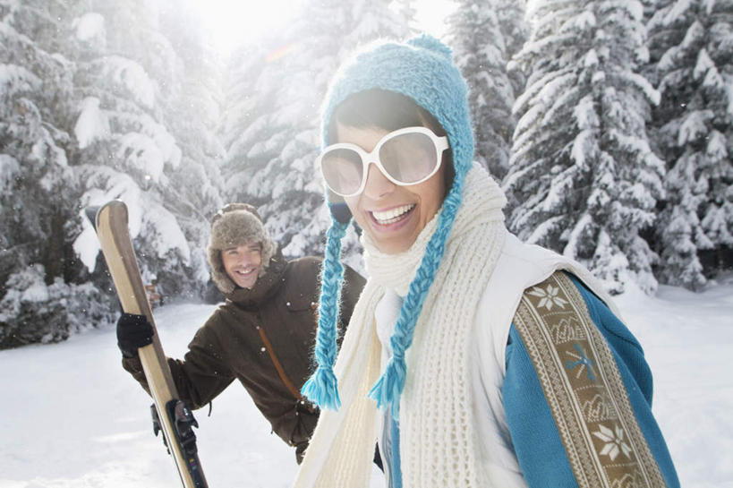 西方人,两个人,家庭,夫妻,站,笑,微笑,露齿笑,横图,室外,白天,正面,爱情,树林,雪,植物,大雪,帽子,欧洲,欧洲人,握,服装,装饰,墨镜,眼镜,积雪,雪景,冬季,冬天,浪漫,拿,拿着,注视,运动器械,树,树木,衣服,绿色,自然,手套,太阳镜,太阳眼镜,围巾,观察,看,站着,温暖,温馨,一家人,健身器械,遮阳镜,恩爱,寒冷,握着,恋人,服饰,生长,成长,围脖,观看,保暖,华丽,滑雪板,点缀,和睦,察看,御寒,关注,健身器材,滑雪服,滑雪装备,衬托,美观,雅致,雅观,编织帽,严寒,竞技服,旅游服,冬装,男人,男性,年轻男性,年轻女性,女人,女性,白种人,年轻人,夫妇,情侣,站立,半身,彩图,伴侣,融洽,运动器材