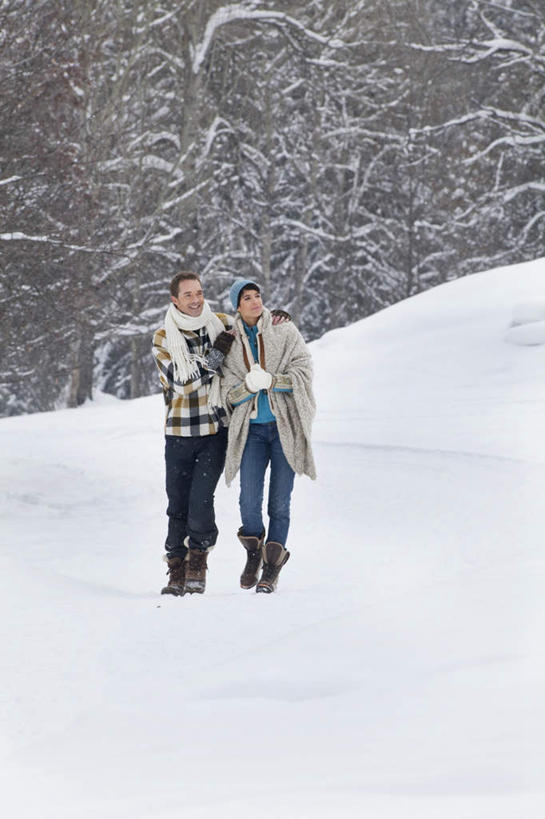 西方人,两个人,家庭,夫妻,站,抱,笑,微笑,露齿笑,竖图,室外,白天,正面,爱情,雪,植物,大雪,帽子,欧洲,欧洲人,服装,装饰,积雪,雪景,冬季,冬天,浪漫,注视,树,树木,衣服,绿色,自然,手套,围巾,观察,看,站着,温暖,温馨,一家人,恩爱,寒冷,恋人,服饰,生长,成长,围脖,抱着,观看,羽绒服,保暖,华丽,点缀,和睦,察看,搂着,御寒,关注,衬托,美观,雅致,雅观,编织帽,严寒,冬装,男人,男性,年轻男性,年轻女性,女人,女性,白种人,年轻人,夫妇,情侣,搂,搂抱,站立,彩图,全身,伴侣,融洽