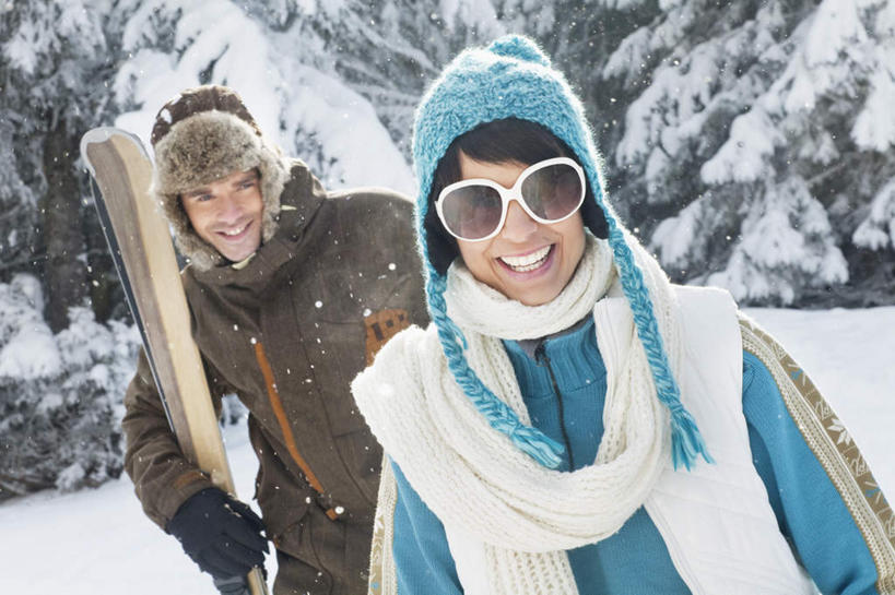 西方人,两个人,家庭,夫妻,站,笑,微笑,露齿笑,横图,室外,白天,正面,爱情,树林,雪,植物,大雪,帽子,欧洲,欧洲人,握,服装,装饰,墨镜,眼镜,积雪,雪景,冬季,冬天,浪漫,拿,拿着,注视,运动器械,树,树木,衣服,绿色,自然,手套,太阳镜,太阳眼镜,围巾,观察,看,站着,温暖,温馨,一家人,健身器械,遮阳镜,恩爱,寒冷,握着,恋人,服饰,生长,成长,围脖,观看,保暖,华丽,滑雪板,点缀,和睦,察看,御寒,关注,健身器材,滑雪服,滑雪装备,衬托,美观,雅致,雅观,编织帽,严寒,竞技服,旅游服,冬装,男人,男性,年轻男性,年轻女性,女人,女性,白种人,年轻人,夫妇,情侣,站立,半身,彩图,伴侣,融洽,运动器材