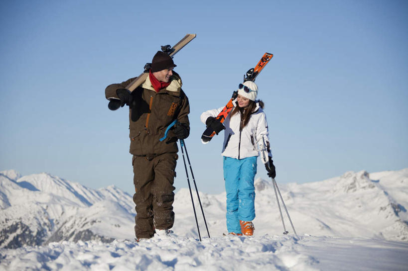 西方人,儿童,两个人,家庭,父亲,女儿,站,笑,微笑,露齿笑,横图,室外,白天,正面,纯洁,安全,雪,大雪,帽子,欧洲,欧洲人,握,服装,装饰,工具,器材,眼镜,积雪,雪景,冬季,冬天,防护,拿,拿着,注视,运动器械,小孩,骑,衣服,蓝色,蓝天,天空,手套,天,观察,看,扛,站着,温暖,温馨,父女,一家人,器械,健身器械,父爱,寒冷,可爱,童年,童趣,握着,服饰,晴朗,拐杖,观看,保暖,护目镜,保护,华丽,滑雪板,滑雪杖,点缀,和睦,察看,御寒,关注,保险,健身器材,滑雪服,滑雪装备,童真,烂漫,无邪,万里无云,保全,周全,安稳,安定,衬托,美观,雅致,雅观,编织帽,严寒,辅助设备,安全防护眼镜,竞技服,旅游服,扛在肩上,骑在肩上,冬装,平安,天真,男人,男性,年轻男性,女孩,白种人,孩子,年轻人,晴空,晴空万里,站立,彩图,全身,融洽,防护眼镜,运动器材,女生