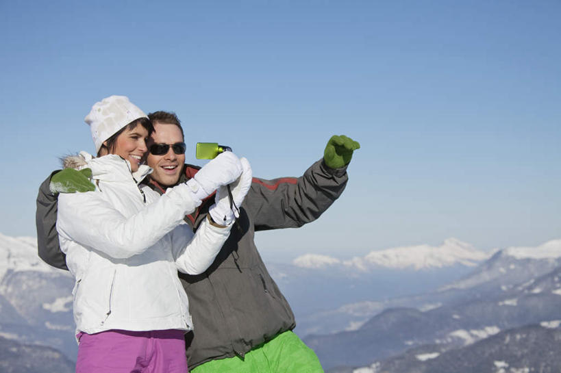 西方人,两个人,家庭,夫妻,站,抱,横图,室外,白天,正面,爱情,山,雪,雪山,大雪,相机,欧洲,欧洲人,握,服装,墨镜,眼镜,冰,积雪,山峰,雪景,冬季,冬天,山峦,浪漫,拿,拿着,扭头,注视,一个,拍照,衣服,蓝色,蓝天,天空,数码相机,太阳镜,太阳眼镜,天,观察,看,站着,转头,温暖,温馨,一家人,遮阳镜,恩爱,寒冷,握着,恋人,摄影,服饰,晴朗,单个,抱着,观看,羽绒服,保暖,和睦,察看,冰冷,搂着,御寒,关注,万里无云,严寒,冰凉,酷寒,凛冽,凛凛,极冷,冬装,男人,男性,年轻男性,年轻女性,女人,女性,白种人,年轻人,夫妇,情侣,照相机,晴空,晴空万里,搂,搂抱,站立,半身,彩图,照相,伴侣,融洽