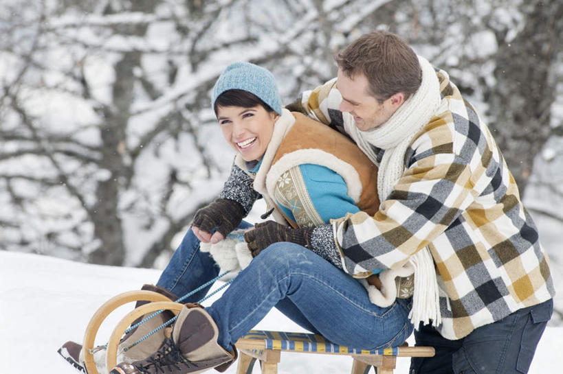 西方人,两个人,家庭,夫妻,坐,跪,抱,笑,微笑,露齿笑,横图,室外,白天,侧面,爱情,雪,植物,大雪,帽子,欧洲,欧洲人,服装,朦胧,模糊,装饰,积雪,雪景,冬季,冬天,浪漫,扭头,注视,车,树,树木,衣服,绿色,自然,手套,围巾,交通工具,观察,看,转头,温暖,温馨,一家人,恩爱,寒冷,恋人,服饰,生长,成长,抱着,观看,羽绒服,保暖,华丽,雪橇,点缀,和睦,察看,搂着,御寒,关注,载具,雪橇车,衬托,美观,雅致,雅观,编织帽,严寒,冬装,男人,男性,年轻男性,年轻女性,女人,女性,白种人,年轻人,夫妇,情侣,跪着,搂,搂抱,坐着,半身,彩图,伴侣,融洽