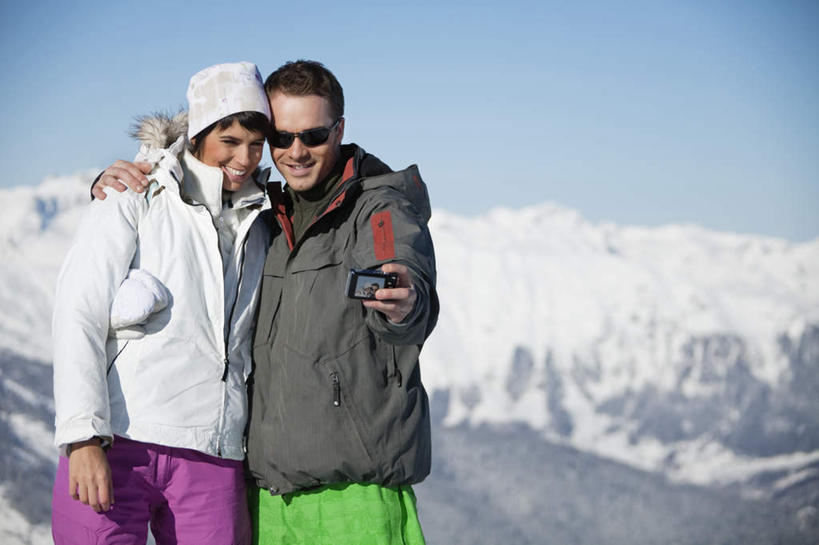 西方人,两个人,家庭,夫妻,站,抱,笑,微笑,露齿笑,横图,室外,白天,正面,爱情,山,雪,雪山,大雪,帽子,相机,欧洲,欧洲人,握,服装,装饰,墨镜,眼镜,冰,积雪,山峰,雪景,冬季,冬天,山峦,浪漫,拿,拿着,注视,一个,拍照,衣服,蓝色,蓝天,天空,手套,数码相机,太阳镜,太阳眼镜,天,观察,看,站着,温暖,温馨,一家人,遮阳镜,恩爱,寒冷,握着,恋人,摄影,服饰,晴朗,单个,抱着,观看,羽绒服,保暖,华丽,点缀,和睦,察看,冰冷,搂着,御寒,关注,万里无云,衬托,美观,雅致,雅观,编织帽,严寒,冰凉,酷寒,凛冽,凛凛,极冷,冬装,男人,男性,年轻男性,年轻女性,女人,女性,白种人,年轻人,夫妇,情侣,照相机,晴空,晴空万里,搂,搂抱,站立,半身,彩图,照相,伴侣,融洽