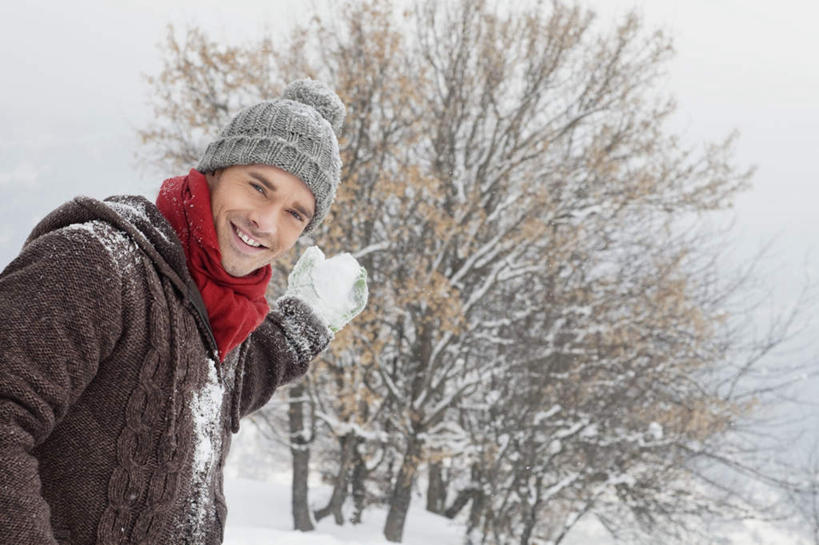 西方人,一个人,站,举,笑,微笑,露齿笑,横图,室外,白天,侧面,雪,植物,雾,大雪,欧洲,欧洲人,仅一个男性,仅一个人,服装,朦胧,模糊,装饰,积雪,雪景,冬季,冬天,扭头,注视,树,树木,仅一个年轻男性,衣服,红色,绿色,自然,手套,围巾,观察,看,托,站着,转头,温暖,寒冷,服饰,生长,成长,围脖,观看,羽绒服,保暖,华丽,点缀,迷雾,察看,御寒,关注,衬托,美观,雅致,雅观,严寒,冬装,男人,男性,年轻男性,白种人,大雾,举起,举手,举着,向上举,向上伸,向上托,站立,半身,彩图