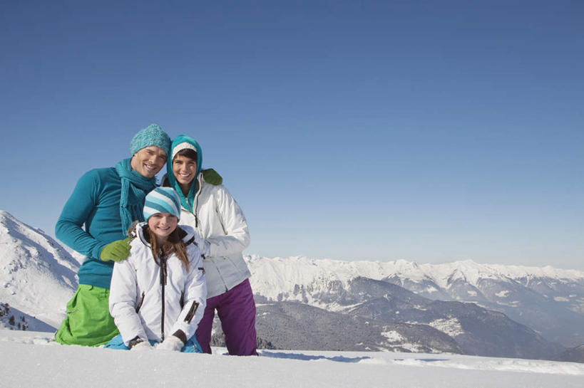 西方人,儿童,三个人,家庭,夫妻,母亲,父亲,女儿,跪,抱,笑,微笑,露齿笑,横图,室外,白天,正面,爱情,纯洁,山,雪,雪山,大雪,帽子,欧洲,欧洲人,服装,装饰,冰,积雪,山峰,雪景,冬季,冬天,山峦,浪漫,注视,小孩,衣服,蓝色,蓝天,天空,手套,围巾,天,观察,看,温暖,温馨,父女,母女,三口之家,一家人,恩爱,父爱,寒冷,可爱,母爱,童年,童趣,搭,恋人,服饰,晴朗,围脖,抱着,观看,羽绒服,保暖,华丽,点缀,和睦,察看,冰冷,搂着,御寒,搭着,关注,童真,烂漫,无邪,万里无云,衬托,美观,雅致,雅观,编织帽,严寒,冰凉,酷寒,凛冽,凛凛,极冷,冬装,天真,男人,男性,年轻男性,年轻女性,女孩,女人,女性,白种人,孩子,年轻人,夫妇,情侣,晴空,晴空万里,跪着,搂,搂抱,彩图,全身,伴侣,融洽,女生