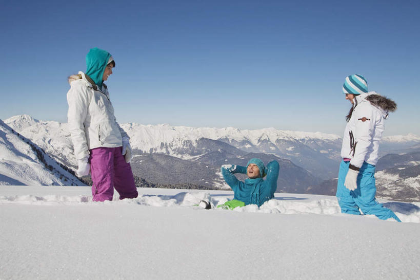 西方人,儿童,三个人,家庭,夫妻,母亲,父亲,女儿,躺,跪,笑,微笑,露齿笑,横图,室外,白天,正面,爱情,纯洁,山,雪,雪山,大雪,帽子,欧洲,欧洲人,服装,装饰,冰,积雪,山峰,雪景,冬季,冬天,山峦,浪漫,注视,小孩,衣服,蓝色,蓝天,天空,手套,天,观察,看,温暖,温馨,父女,母女,三口之家,一家人,恩爱,父爱,寒冷,可爱,母爱,童年,童趣,恋人,服饰,晴朗,观看,羽绒服,保暖,华丽,点缀,和睦,察看,冰冷,御寒,关注,童真,烂漫,无邪,万里无云,衬托,美观,雅致,雅观,编织帽,严寒,冰凉,酷寒,凛冽,凛凛,极冷,卧着,冬装,天真,男人,男性,年轻男性,年轻女性,女孩,女人,女性,白种人,孩子,年轻人,夫妇,情侣,晴空,晴空万里,跪着,躺着,卧,彩图,全身,伴侣,融洽,女生