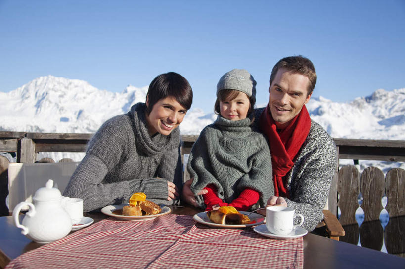 点心,面包,西方人,儿童,三个人,家庭,夫妻,母亲,父亲,儿子,栏杆,坐,笑,微笑,露齿笑,横图,室外,白天,正面,毛衣,爱情,纯洁,山,雪,雪山,大雪,餐桌,桌子,杯子,帽子,欧洲,欧洲人,服装,装饰,瓷器,栅栏,冰,积雪,篱笆,山峰,雪景,冬季,冬天,围栏,食品,面点,咖啡杯,陶瓷制品,山峦,浪漫,注视,护栏,食物,糕点,小孩,衣服,红色,蓝色,蓝天,天空,围巾,天,观察,看,温暖,温馨,父子,母子,三口之家,一家人,恩爱,父爱,寒冷,可爱,母爱,童年,童趣,恋人,服饰,晴朗,餐台,围脖,观看,羽绒服,保暖,华丽,点缀,和睦,察看,冰冷,御寒,关注,瓷杯,线衫,童真,烂漫,无邪,万里无云,衬托,美观,雅致,雅观,编织帽,严寒,冰凉,酷寒,凛冽,凛凛,极冷,冬装,天真,男孩,男人,男性,年轻男性,年轻女性,女人,女性,白种人,孩子,年轻人,夫妇,情侣,晴空,晴空万里,坐着,半身,彩图,绒衣,套衫,套头毛衣,线衣,伴侣,融洽,男生