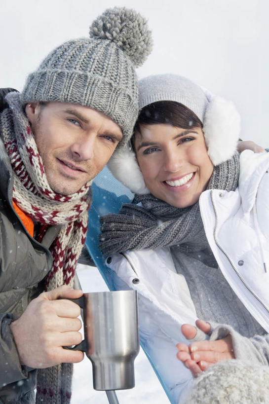 西方人,两个人,家庭,夫妻,坐,笑,微笑,露齿笑,竖图,室外,白天,正面,爱情,雪,大雪,杯子,帽子,欧洲,欧洲人,握,服装,装饰,塑料,积雪,雪景,冬季,冬天,浪漫,拿,拿着,注视,衣服,塑料制品,围巾,观察,看,温暖,温馨,一家人,恩爱,寒冷,握着,恋人,服饰,耳罩,围脖,观看,羽绒服,塑料杯,保暖,华丽,点缀,和睦,察看,御寒,关注,耳套,衬托,美观,雅致,雅观,编织帽,严寒,耳护,耳暖,冬装,男人,男性,年轻男性,年轻女性,女人,女性,白种人,年轻人,夫妇,情侣,坐着,半身,彩图,伴侣,融洽