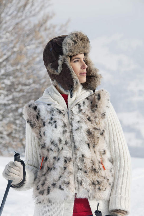 西方人,一个人,笑,微笑,竖图,室外,白天,正面,雪,植物,大雪,帽子,欧洲,欧洲人,仅一个年轻女性,仅一个女性,仅一个人,握,服装,朦胧,模糊,装饰,工具,器材,积雪,雪景,冬季,冬天,拿,拿着,扭头,注视,运动器械,树,树木,衣服,绿色,自然,手套,围巾,观察,看,转头,温暖,器械,健身器械,寒冷,握着,服饰,生长,成长,拐杖,围脖,观看,保暖,华丽,滑雪杖,点缀,察看,御寒,关注,健身器材,滑雪服,滑雪装备,衬托,美观,雅致,雅观,棉帽,严寒,辅助设备,雷锋帽,竞技服,旅游服,冬装,年轻女性,女人,女性,白种人,半身,彩图,运动器材