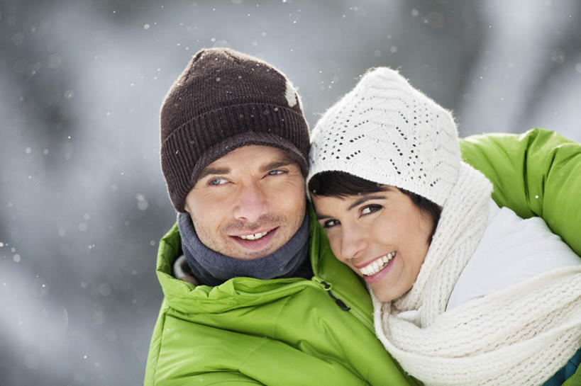 西方人,两个人,家庭,夫妻,站,抱,笑,微笑,露齿笑,横图,室外,白天,正面,爱情,雪,植物,大雪,帽子,欧洲,欧洲人,服装,朦胧,模糊,装饰,积雪,雪景,冬季,冬天,浪漫,注视,树,树木,衣服,绿色,自然,围巾,观察,看,站着,温暖,温馨,一家人,恩爱,寒冷,恋人,服饰,生长,成长,围脖,抱着,观看,羽绒服,保暖,华丽,点缀,和睦,察看,搂着,御寒,关注,衬托,美观,雅致,雅观,编织帽,严寒,冬装,男人,男性,年轻男性,年轻女性,女人,女性,白种人,年轻人,夫妇,情侣,搂,搂抱,站立,半身,彩图,伴侣,融洽